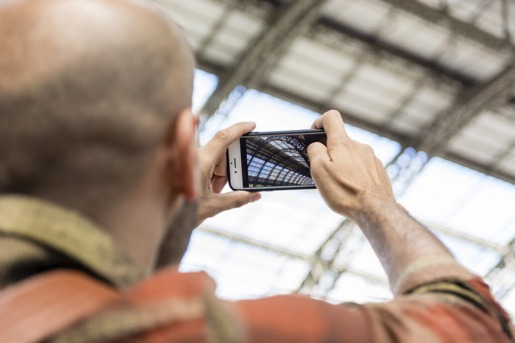 hombre-de-angulo-bajo-viajando-tomando-fotos